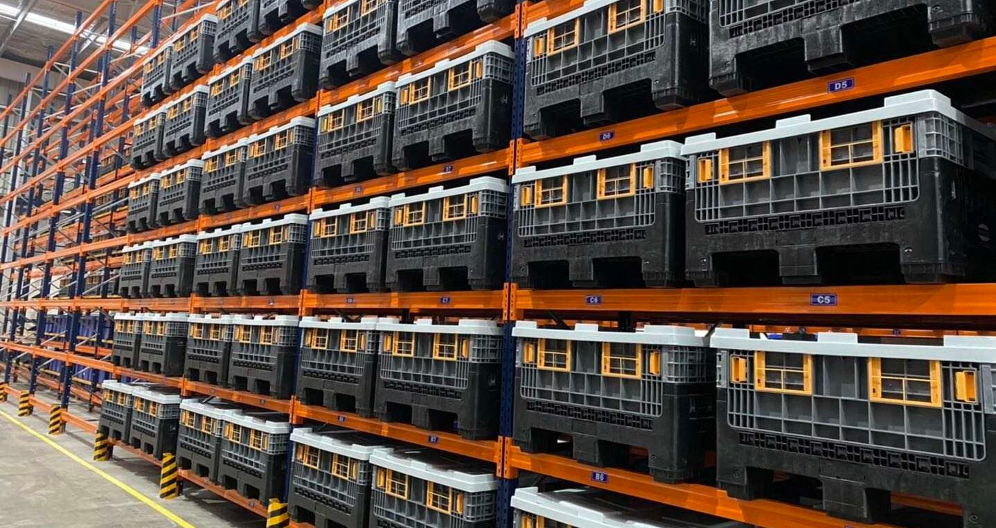 Plastic pallet box for automotive parts