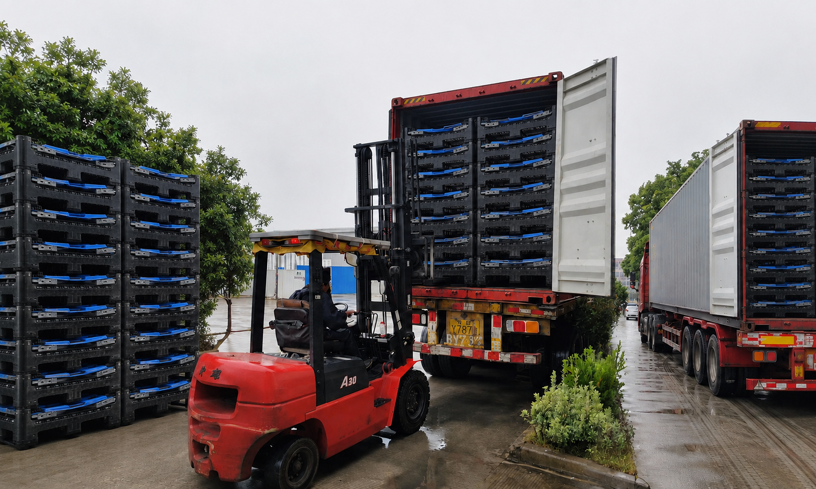 Plastic pallet box for automotive parts